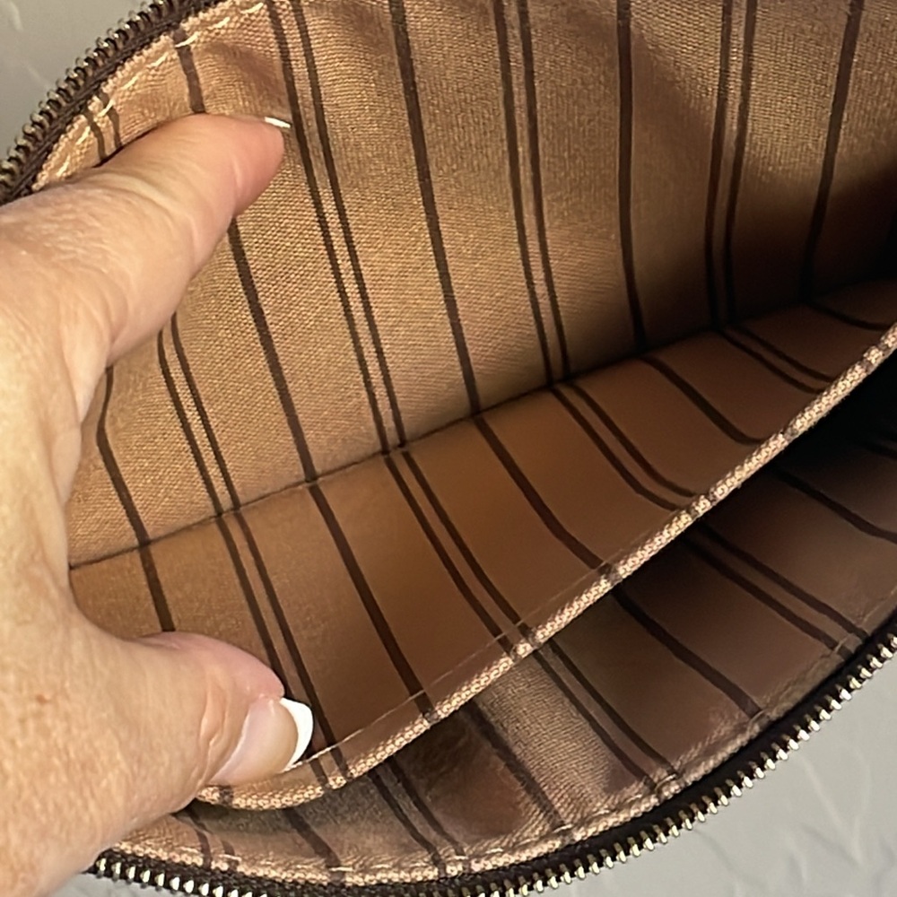 EUC Louis Vuitton World tour Neverfull pochette - Picture 13 of 17